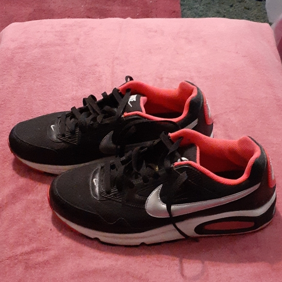 Nike AIR Tennis Shoes - Picture 2 of 6